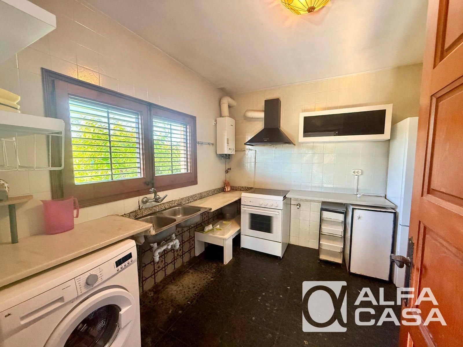 6 bedroom Villa for sale in Lloret de Mar - € 335,000 (Ref: 9385838)