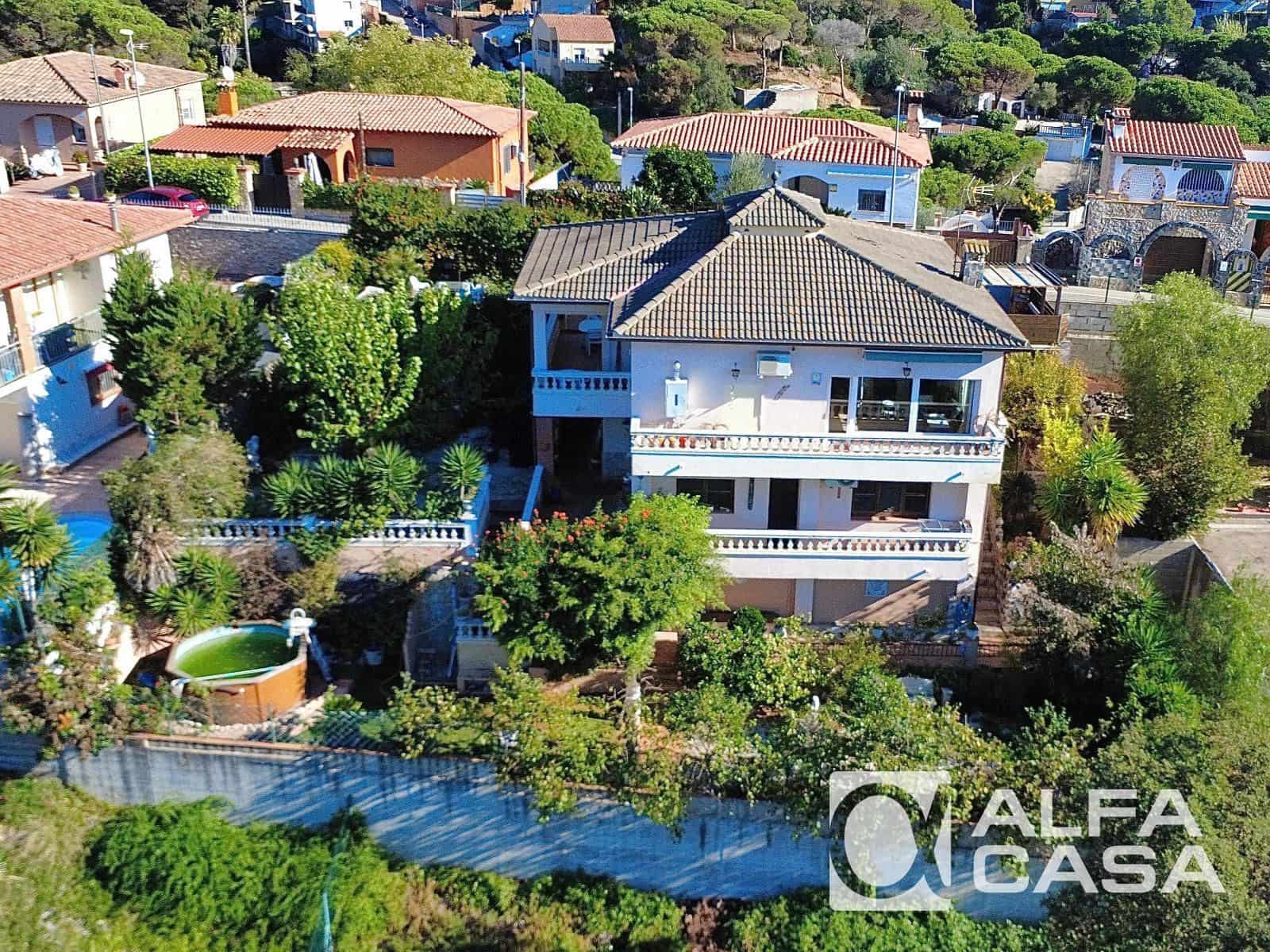 6 bedroom Villa for sale in Lloret de Mar - € 335,000 (Ref: 9385838)