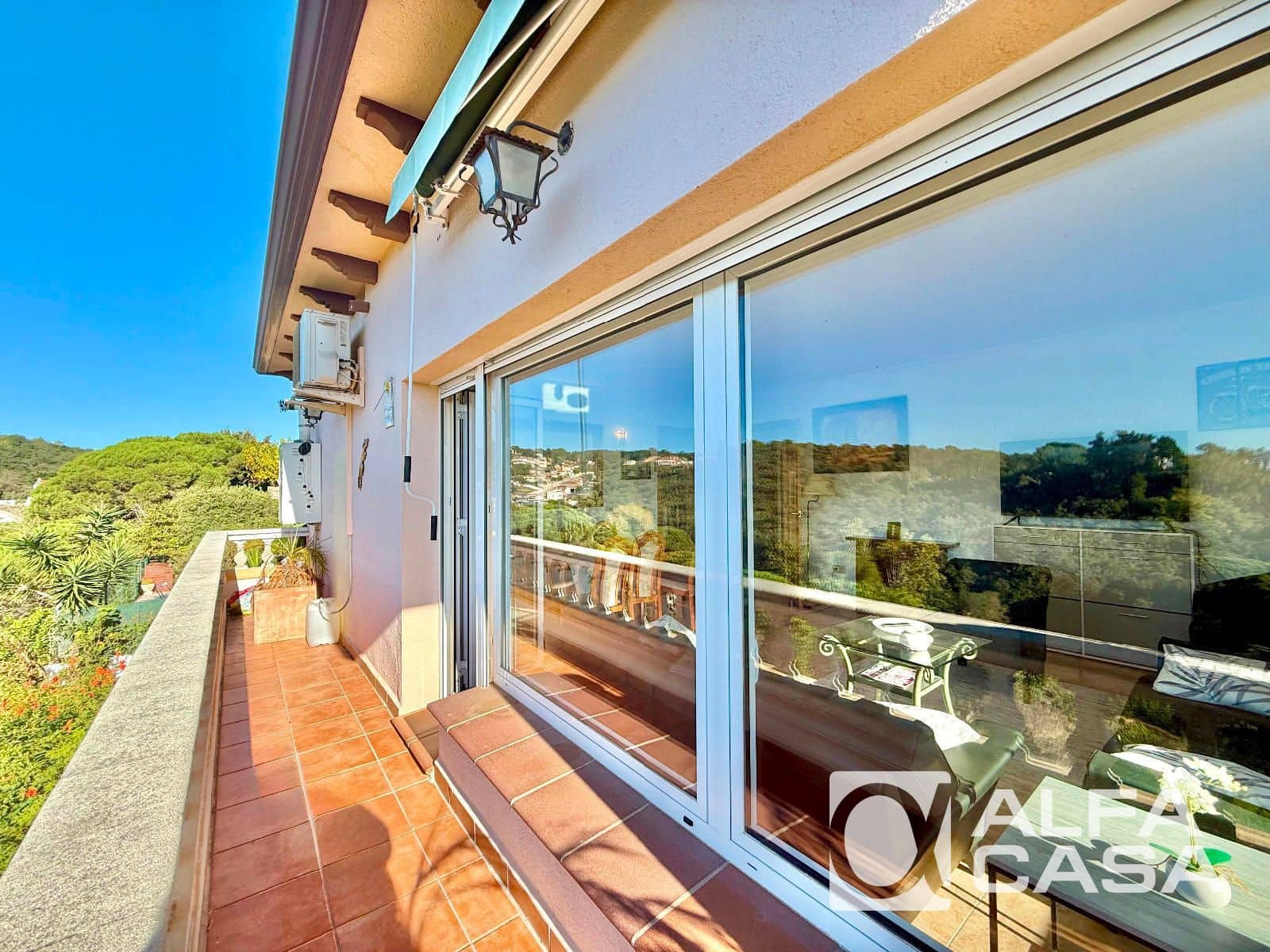 6 bedroom Villa for sale in Lloret de Mar - € 335,000 (Ref: 9385838)