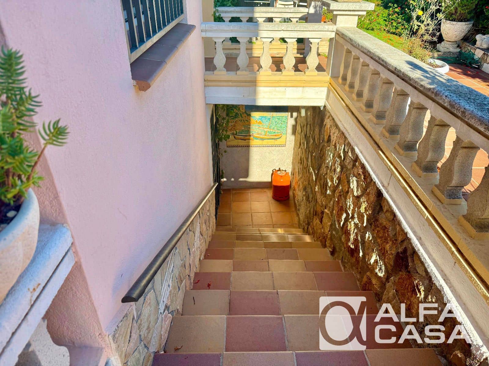 6 bedroom Villa for sale in Lloret de Mar - € 335,000 (Ref: 9385838)