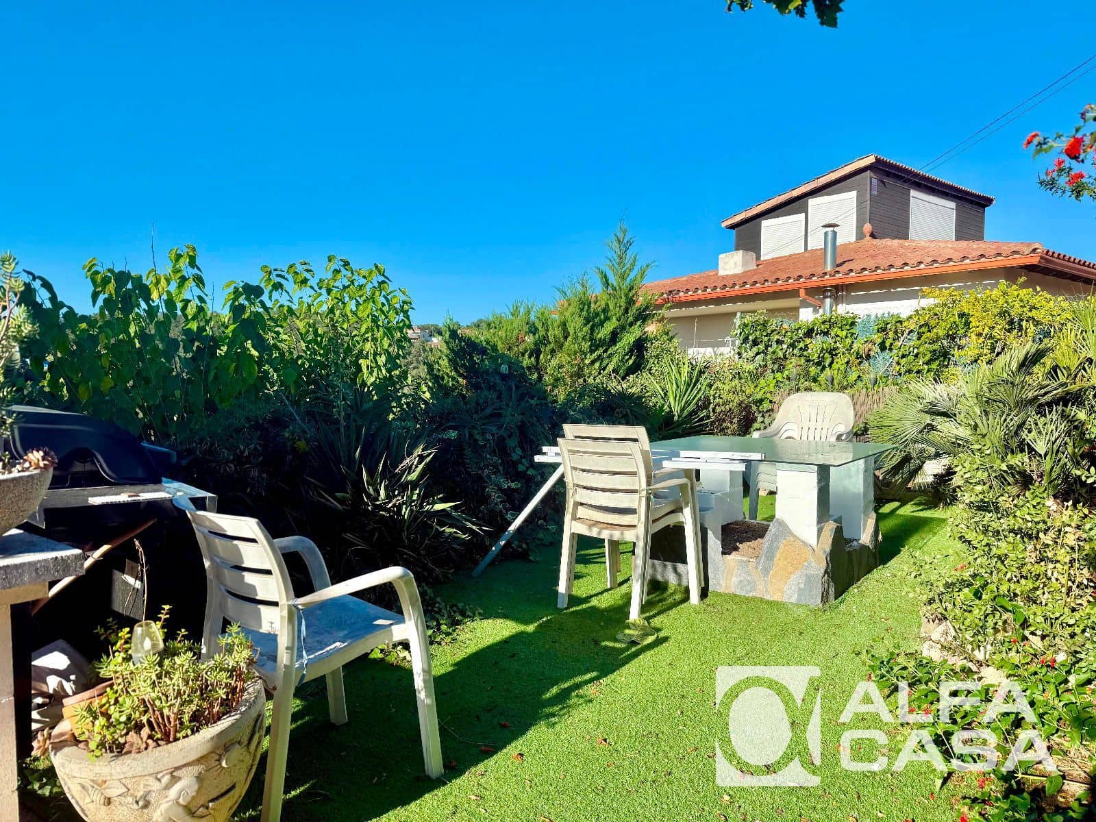 6 bedroom Villa for sale in Lloret de Mar - € 335,000 (Ref: 9385838)