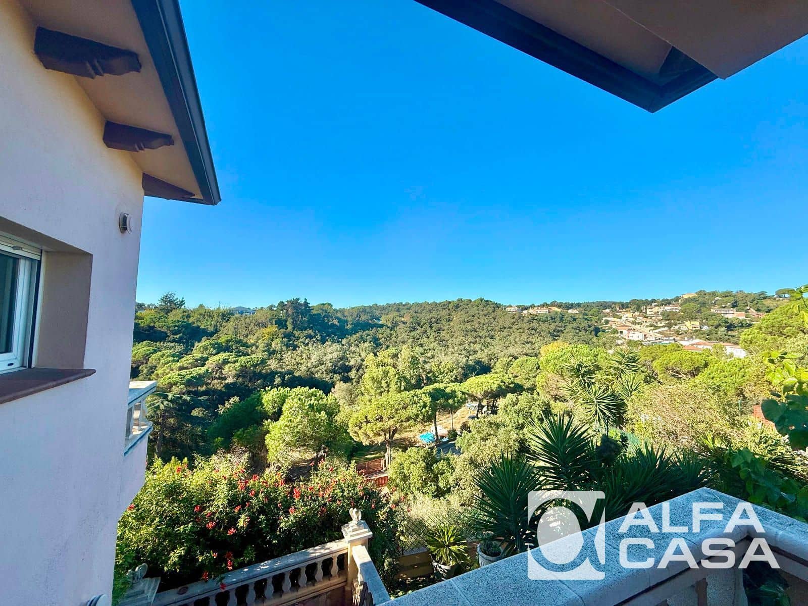 6 bedroom Villa for sale in Lloret de Mar - € 335,000 (Ref: 9385838)