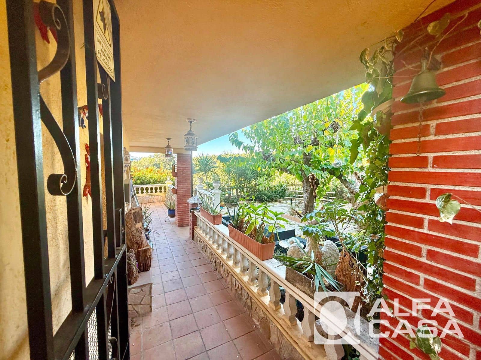 6 bedroom Villa for sale in Lloret de Mar - € 335,000 (Ref: 9385838)