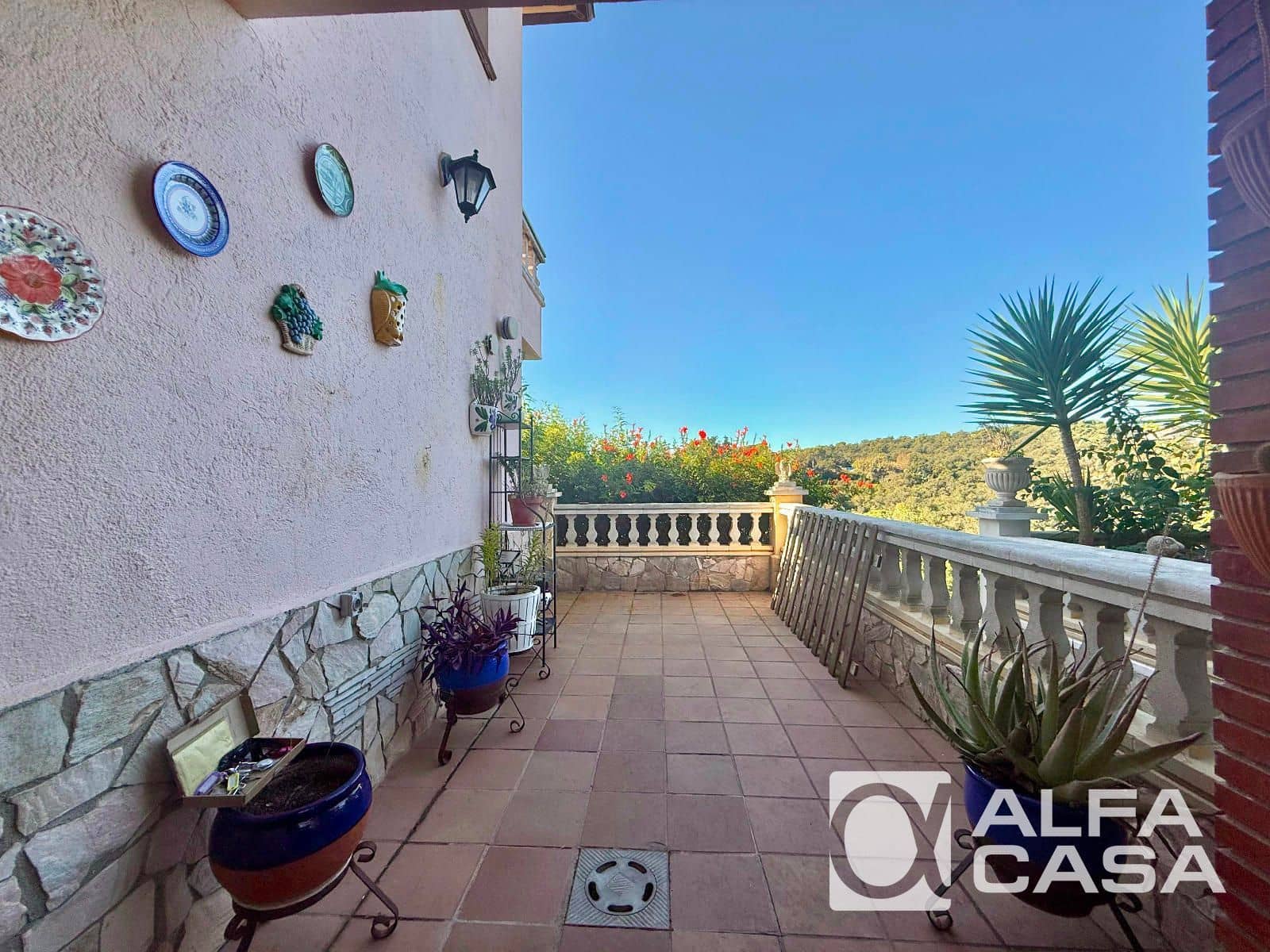 6 bedroom Villa for sale in Lloret de Mar - € 335,000 (Ref: 9385838)