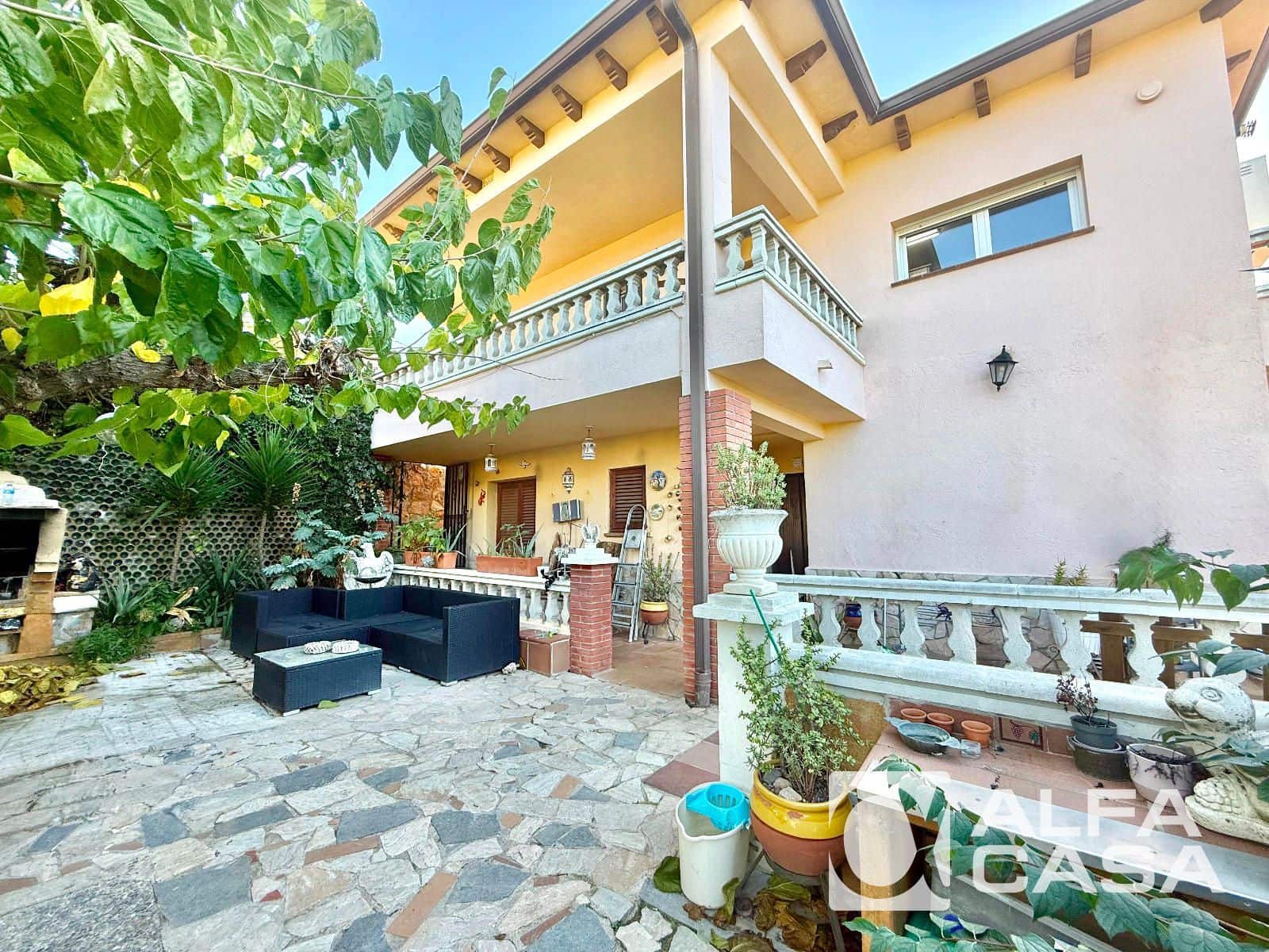 6 bedroom Villa for sale in Lloret de Mar - € 335,000 (Ref: 9385838)