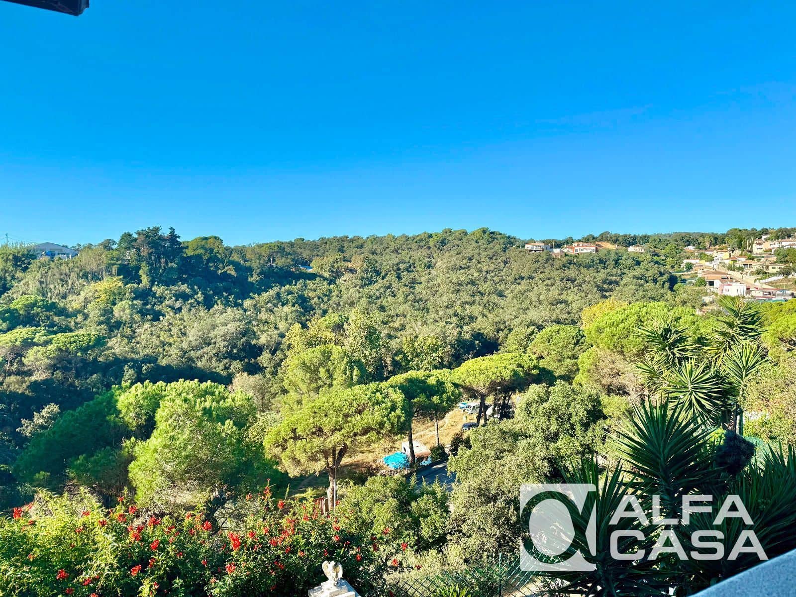 6 bedroom Villa for sale in Lloret de Mar - € 335,000 (Ref: 9385838)