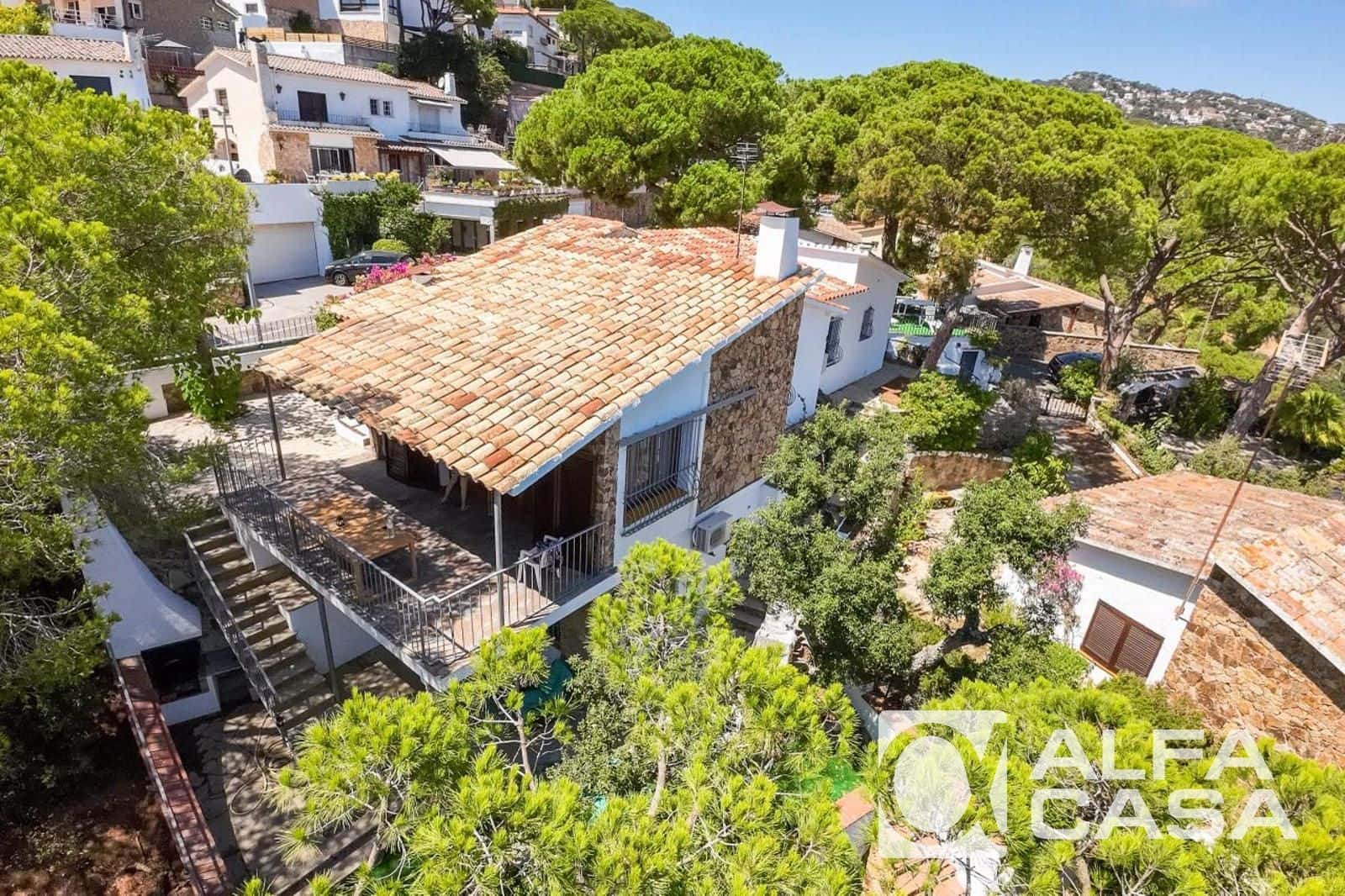 4 Zimmer Villa zu vermieten in Lloret de Mar mit Pool - 1.400 € (Ref: 9385845)