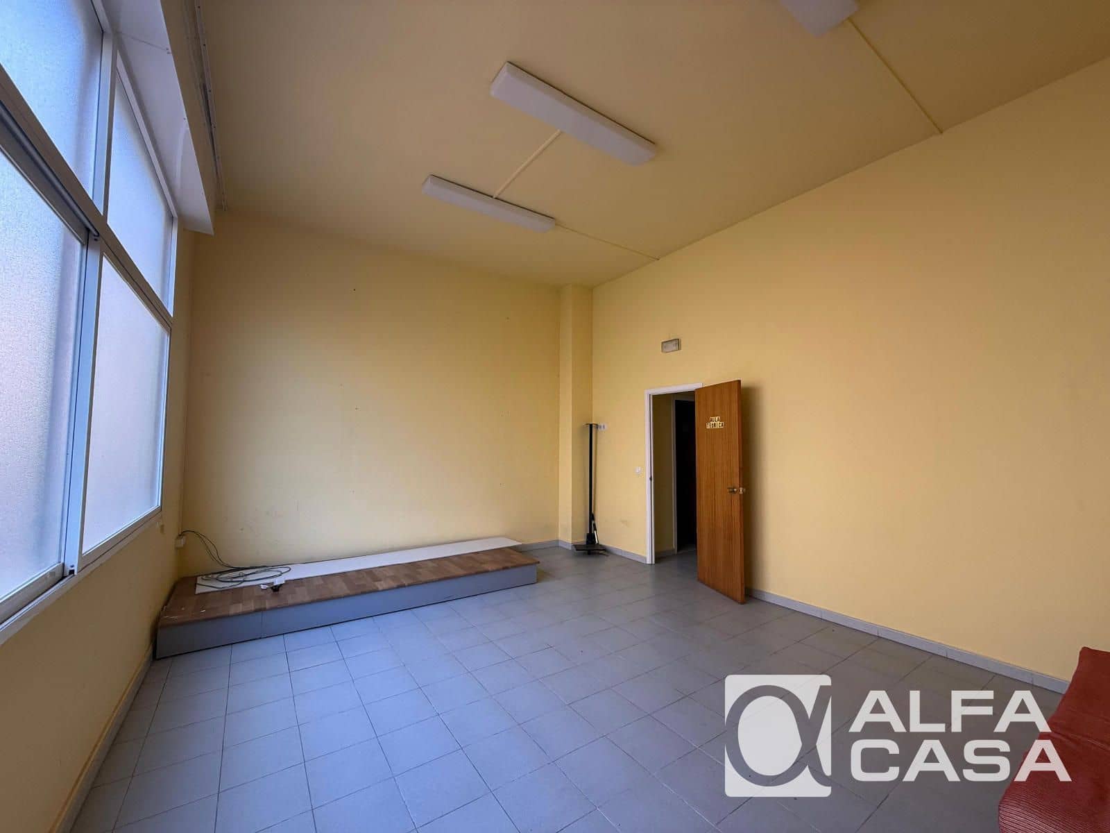 Commercial for sale in Lloret de Mar - € 120,000 (Ref: 9385854)