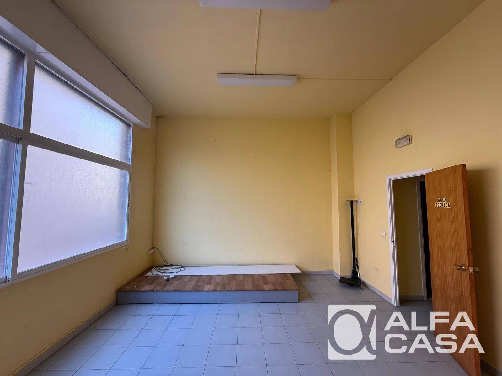 Commercial for sale in Lloret de Mar - € 120,000 (Ref: 9385854)