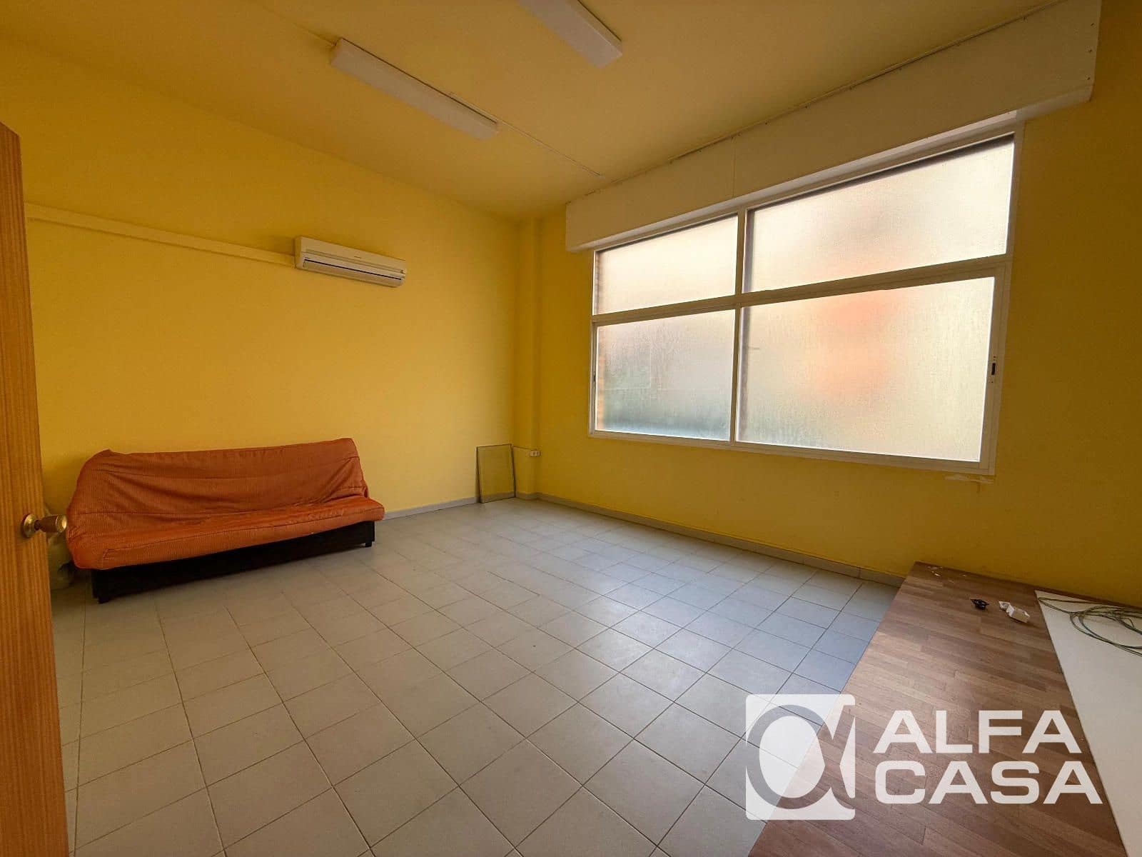 Commercial for sale in Lloret de Mar - € 120,000 (Ref: 9385854)