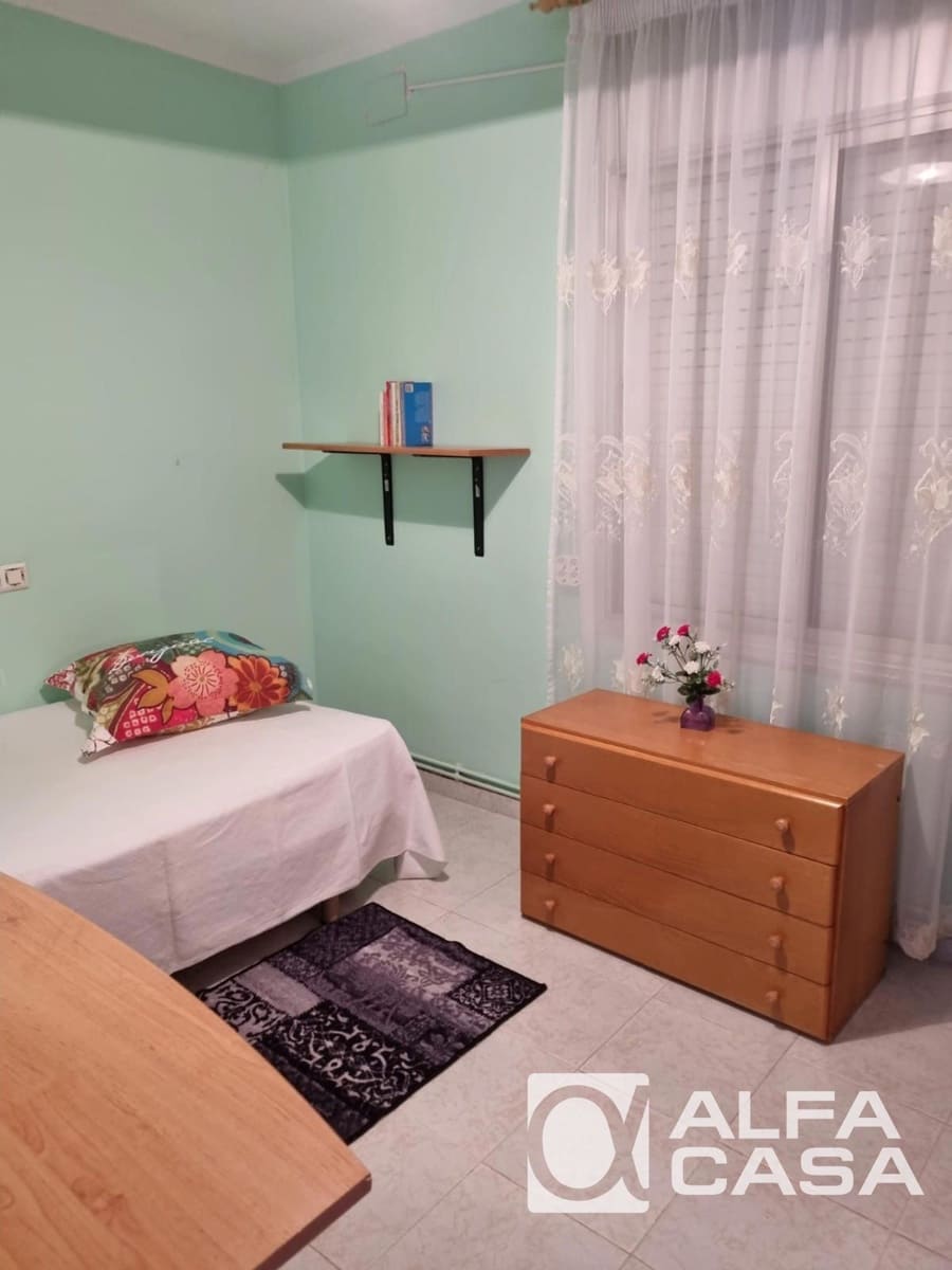 2 bedroom Villa for sale in Lloret de Mar with garage - € 128,000 (Ref: 9385857)