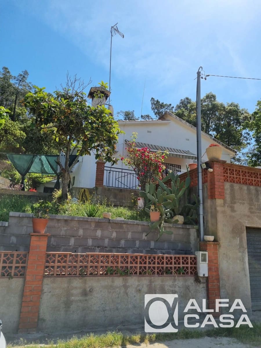 2 bedroom Villa for sale in Lloret de Mar with garage - € 128,000 (Ref: 9385857)