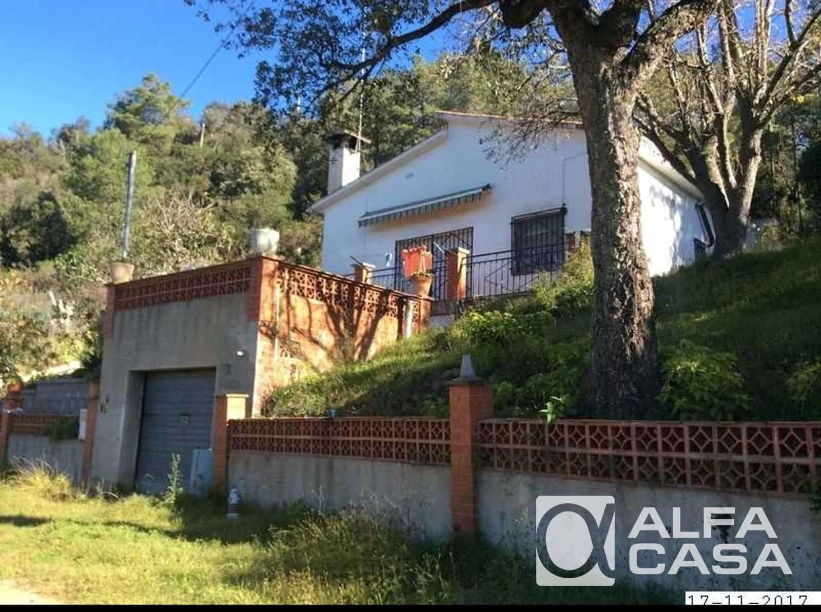2 bedroom Villa for sale in Lloret de Mar with garage - € 128,000 (Ref: 9385857)