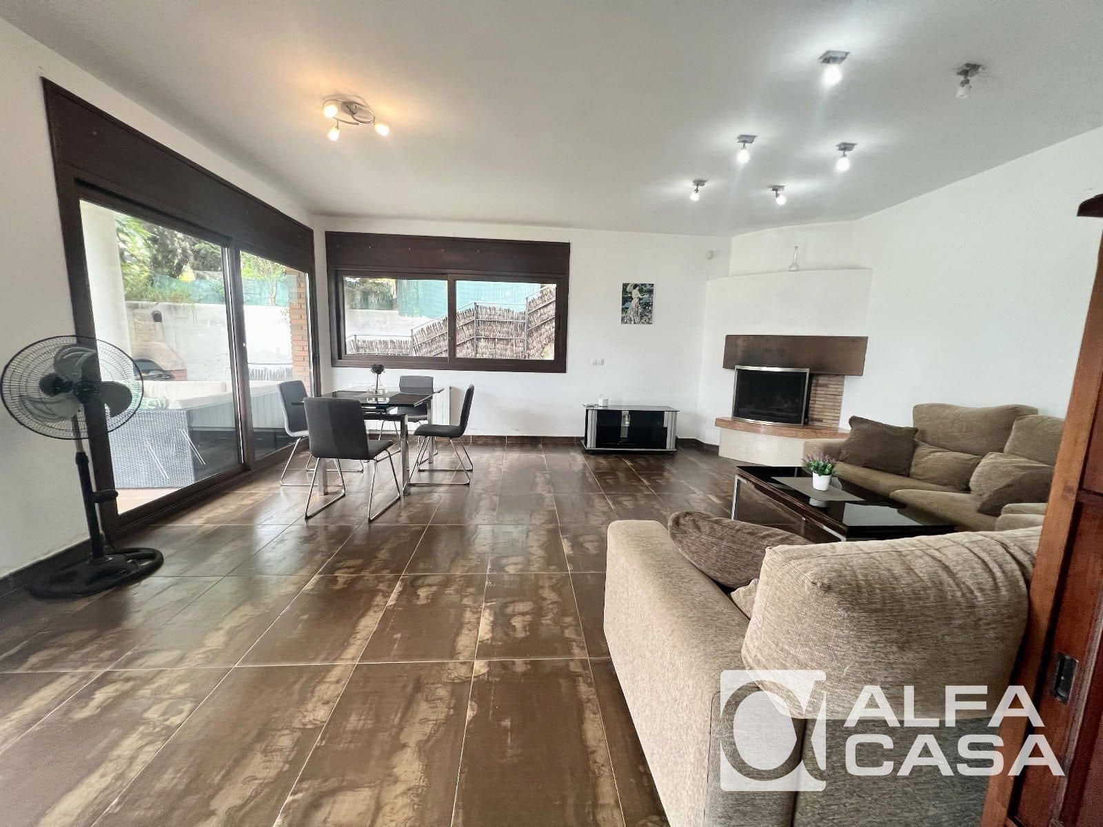 4 bedroom Villa for sale in Lloret de Mar with pool garage - € 440,000 (Ref: 9385864)