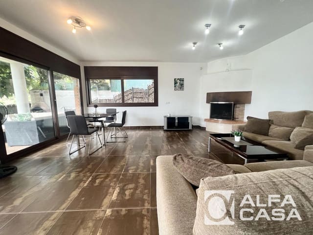 4 bedroom Villa for sale in Lloret de Mar with pool garage - € 440,000 (Ref: 9385864)