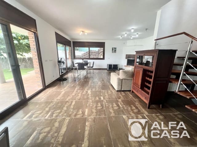 4 bedroom Villa for sale in Lloret de Mar with pool garage - € 440,000 (Ref: 9385864)