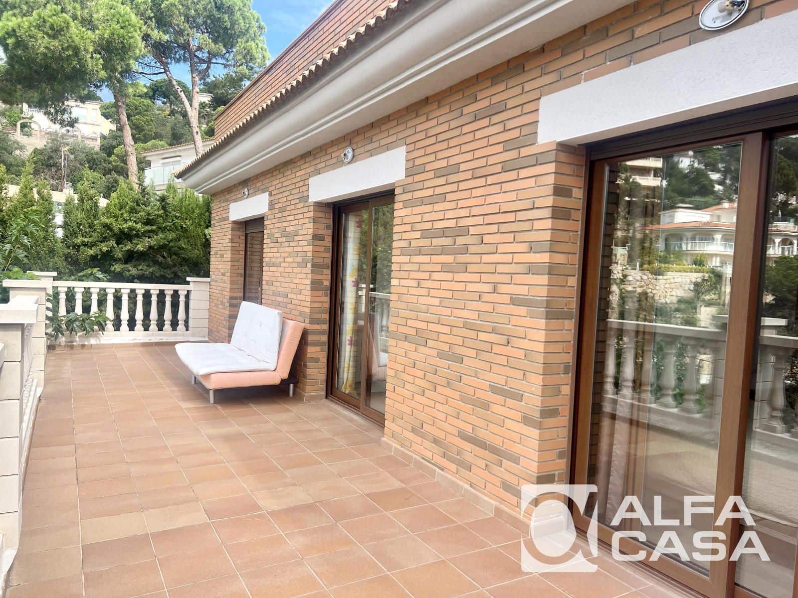 4 bedroom Villa for sale in Lloret de Mar with pool garage - € 440,000 (Ref: 9385864)