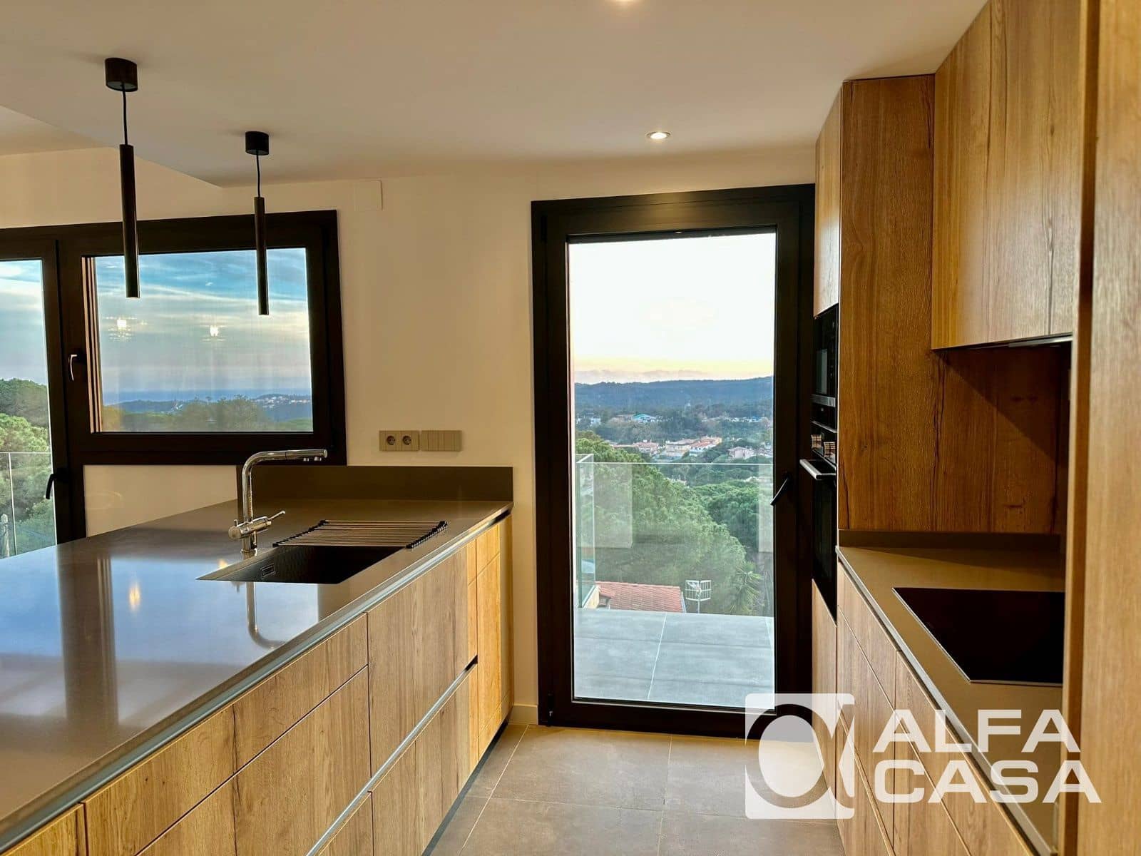 4 bedroom Villa for sale in Lloret de Mar with pool garage - € 869,500 (Ref: 9385869)