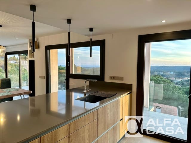 4 bedroom Villa for sale in Lloret de Mar with pool garage - € 869,500 (Ref: 9385869)