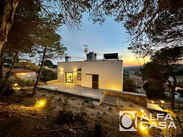4 bedroom Villa for sale in Lloret de Mar with pool garage - € 869,500 (Ref: 9385869)