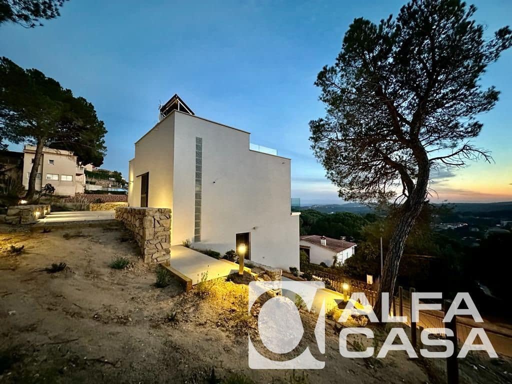 4 bedroom Villa for sale in Lloret de Mar with pool garage - € 869,500 (Ref: 9385869)