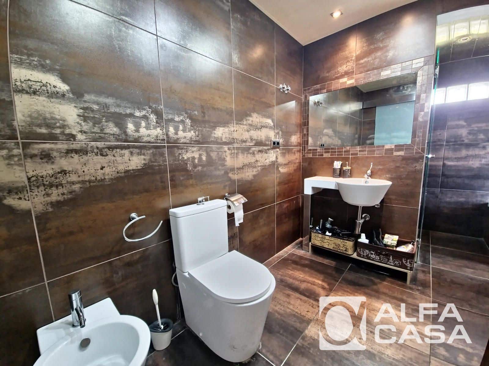 4 bedroom Villa for sale in Lloret de Mar with pool garage - € 600,000 (Ref: 9385870)