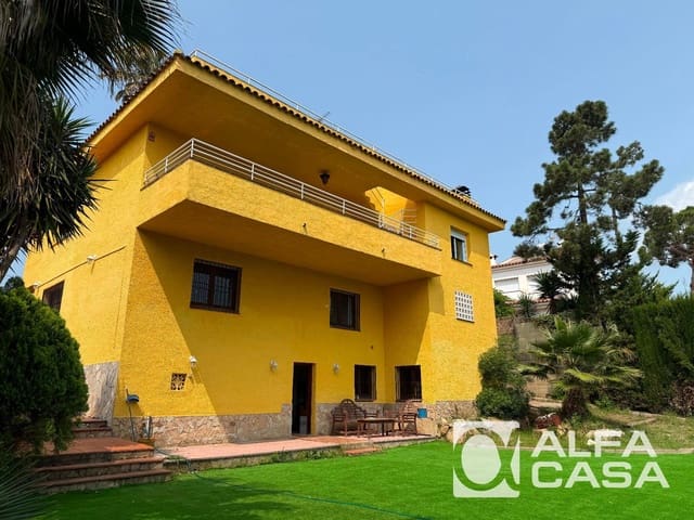 4 bedroom Villa for sale in Lloret de Mar with pool garage - € 600,000 (Ref: 9385870)