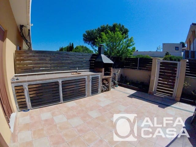 4 bedroom Townhouse for sale in Lloret de Mar with pool garage - € 550,000 (Ref: 9385875)