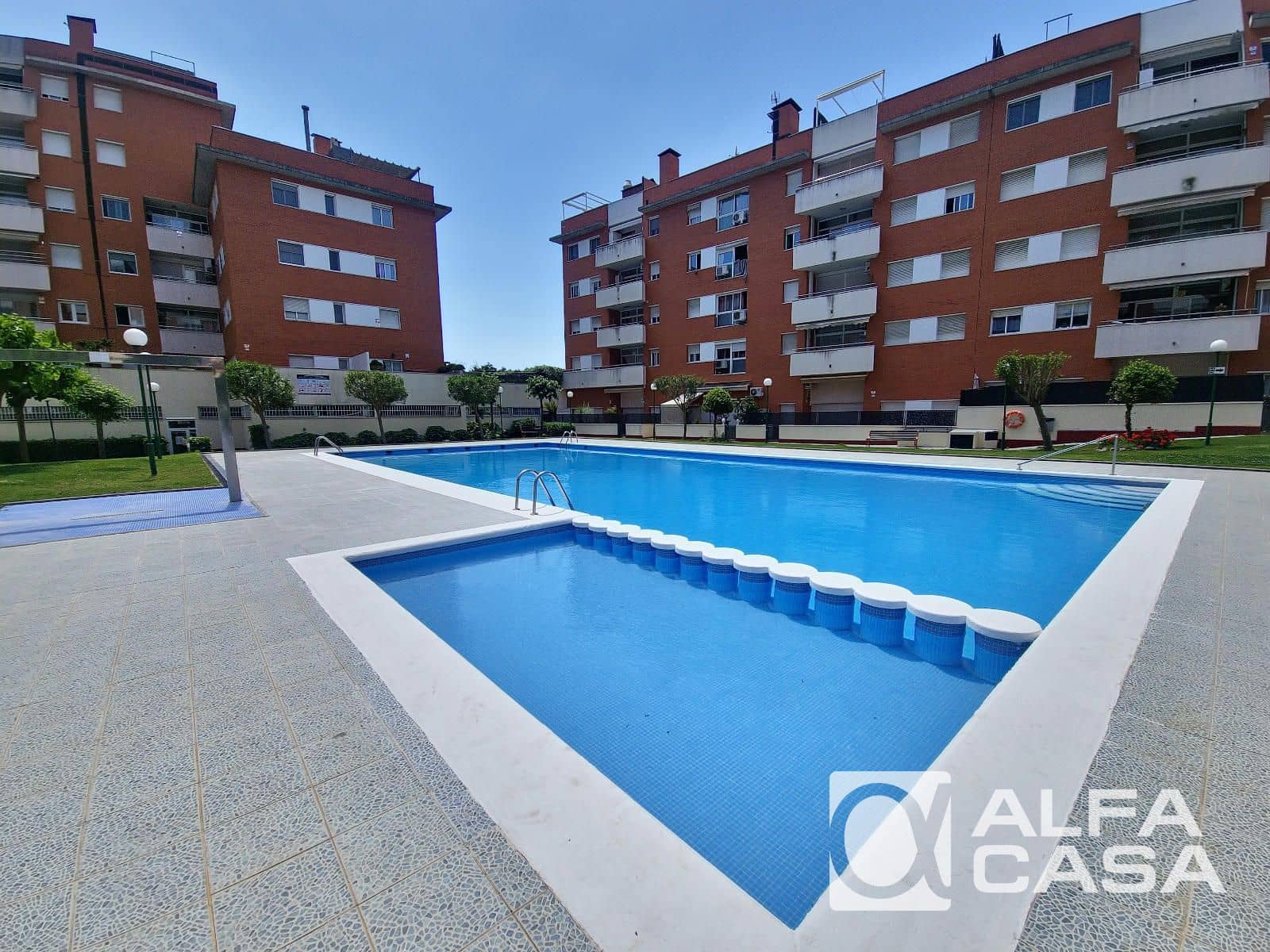 Piso de 3 habitaciones en Lloret de Mar en venta con piscina - 299.000 € (Ref: 9385877)