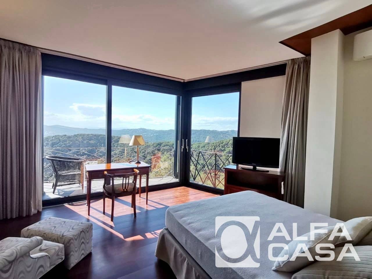 6 bedroom Villa for sale in Lloret de Mar with pool garage - € 1,990,000 (Ref: 9385890)