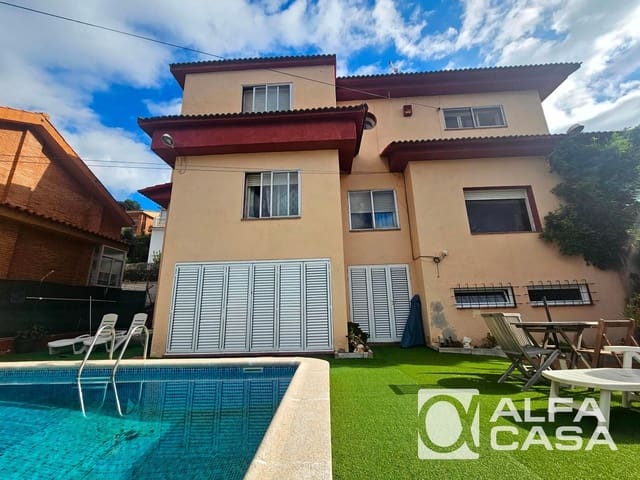 10 soverom Villa til salgs i Pineda de Mar med svømmebasseng garasje - € 790 000 (Ref: 9385899)