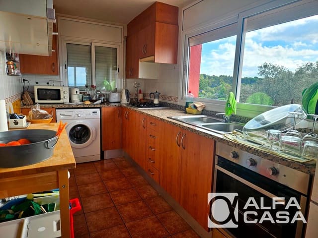 10 soverom Villa til salgs i Pineda de Mar med svømmebasseng garasje - € 790 000 (Ref: 9385899)