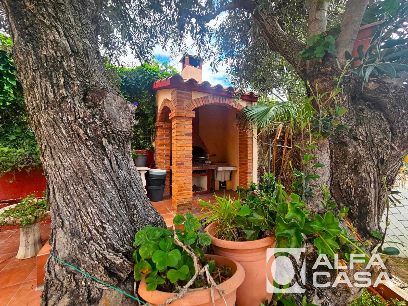 10 soverom Villa til salgs i Pineda de Mar med svømmebasseng garasje - € 790 000 (Ref: 9385899)