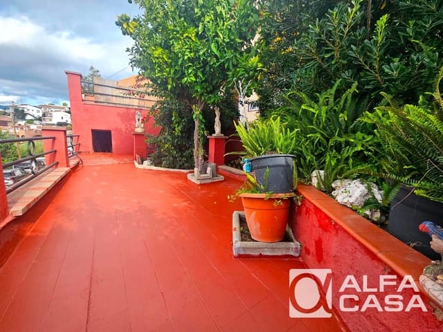 10 soverom Villa til salgs i Pineda de Mar med svømmebasseng garasje - € 790 000 (Ref: 9385899)