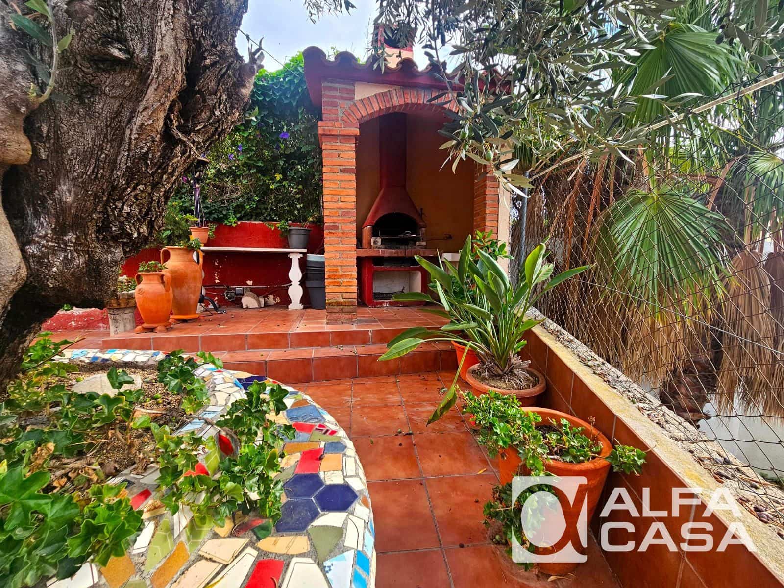 10 soverom Villa til salgs i Pineda de Mar med svømmebasseng garasje - € 790 000 (Ref: 9385899)