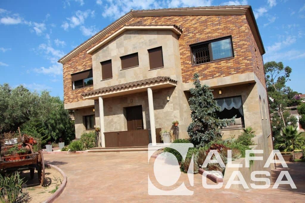 4 soveværelse Villa til salg i Lloret de Mar med swimmingpool garage - € 1.200.000 (Ref: 9385901)