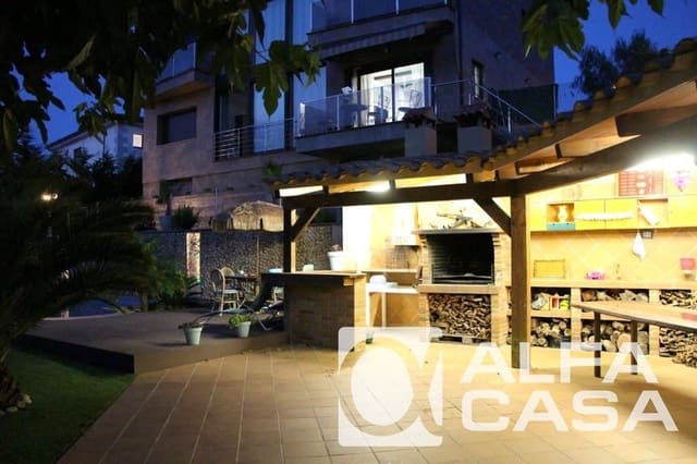 4 soveværelse Villa til salg i Lloret de Mar med swimmingpool garage - € 1.200.000 (Ref: 9385901)