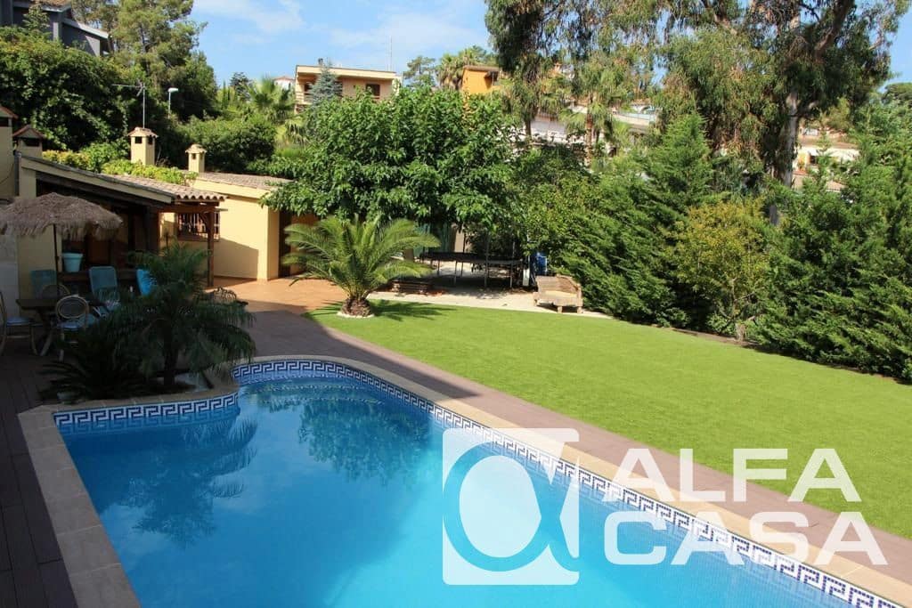 4 soveværelse Villa til salg i Lloret de Mar med swimmingpool garage - € 1.200.000 (Ref: 9385901)