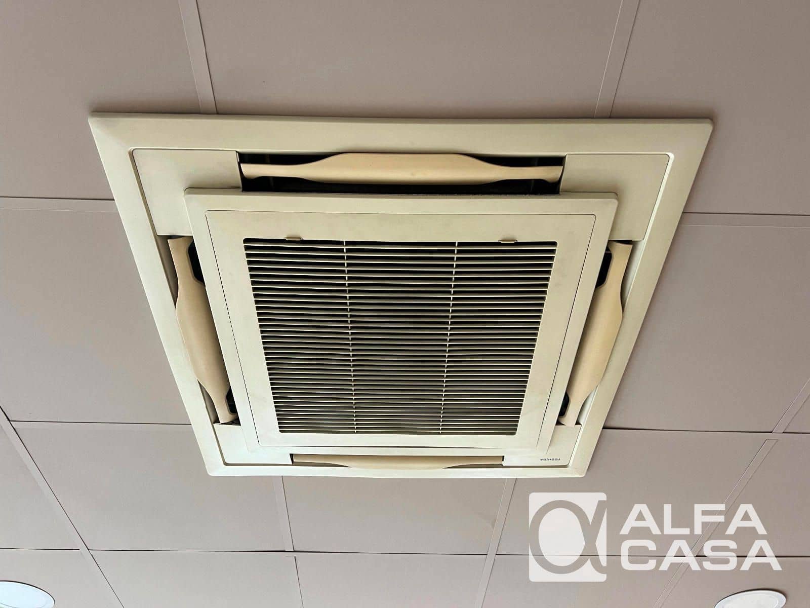 Commercial for sale in Lloret de Mar - € 290,000 (Ref: 9385908)