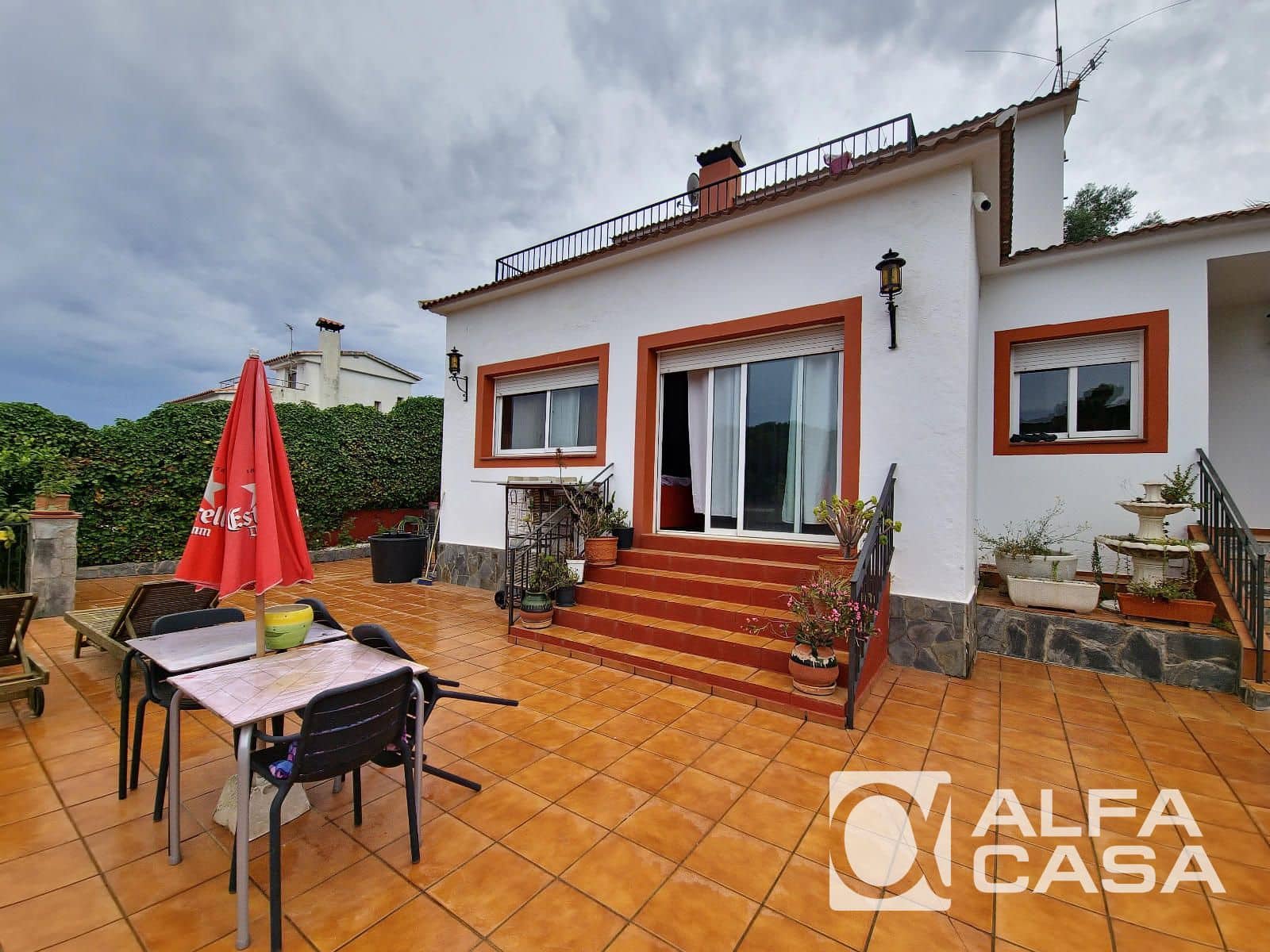 6 bedroom Villa for sale in Lloret de Mar with garage - € 525,000 (Ref: 9385910)
