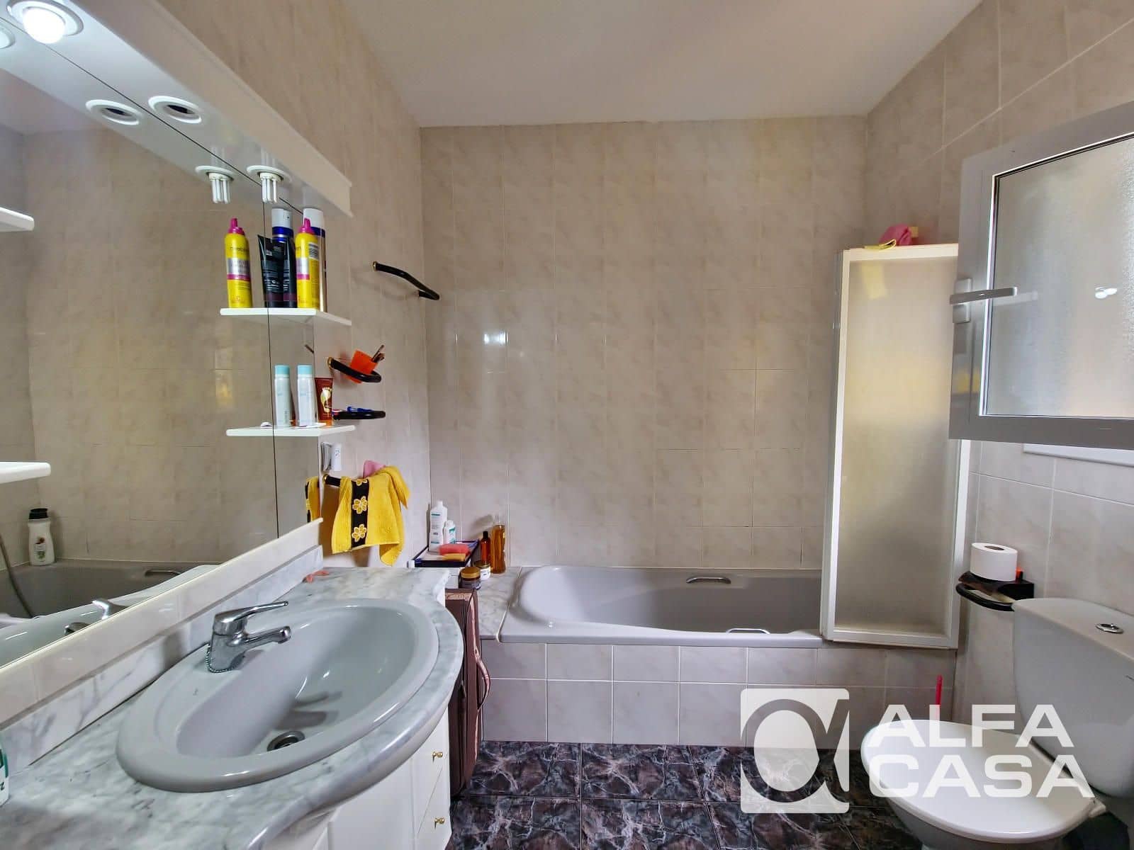 6 bedroom Villa for sale in Lloret de Mar with garage - € 525,000 (Ref: 9385910)