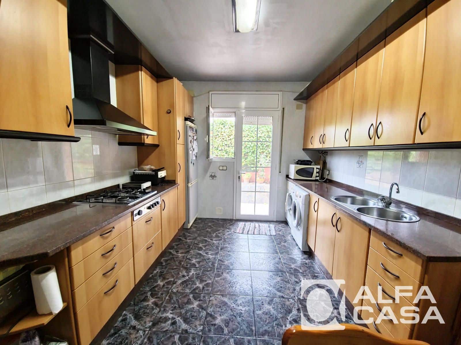 6 bedroom Villa for sale in Lloret de Mar with garage - € 525,000 (Ref: 9385910)