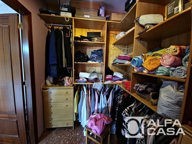 6 bedroom Villa for sale in Lloret de Mar with garage - € 525,000 (Ref: 9385910)