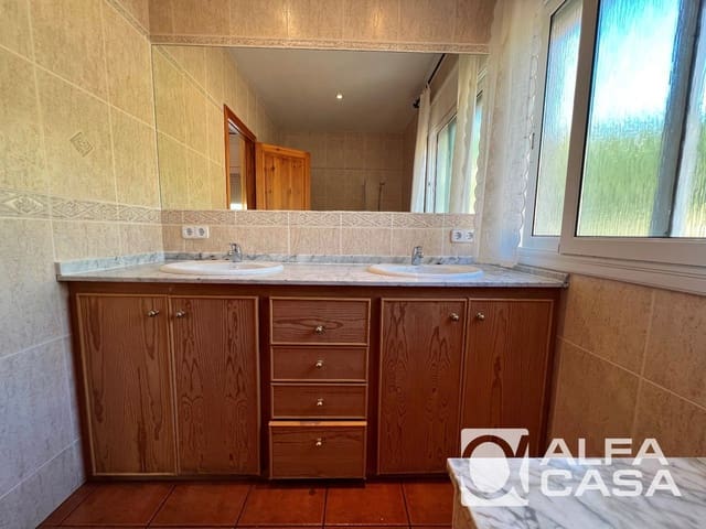 4 sypialnia Willa na sprzedaż w Lloret de Mar z basenem garażem - 599 000 € (Ref: 9385916)