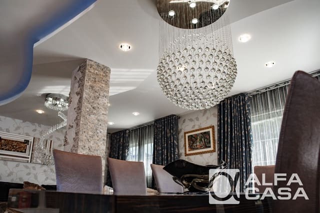 4 makuuhuone Huvila myytävänä paikassa Lloret de Mar mukana uima-altaan 
autotalli - 1 580 000 € (Ref: 9385917)