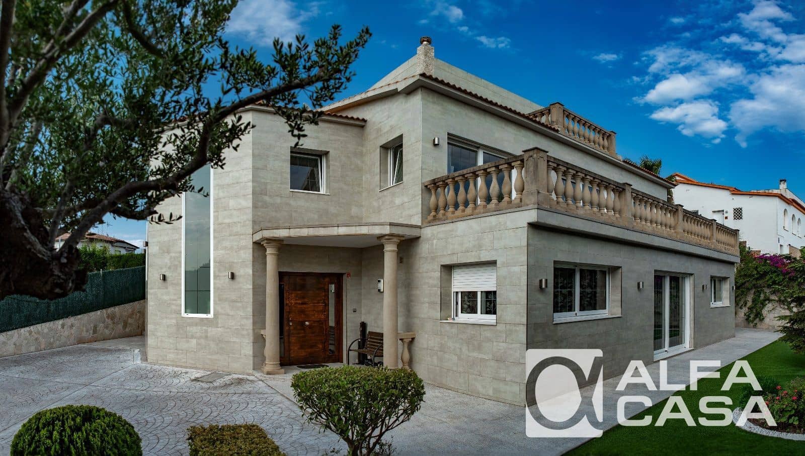 4 bedroom Villa for sale in Lloret de Mar with pool garage - € 1,580,000 (Ref: 9385917)