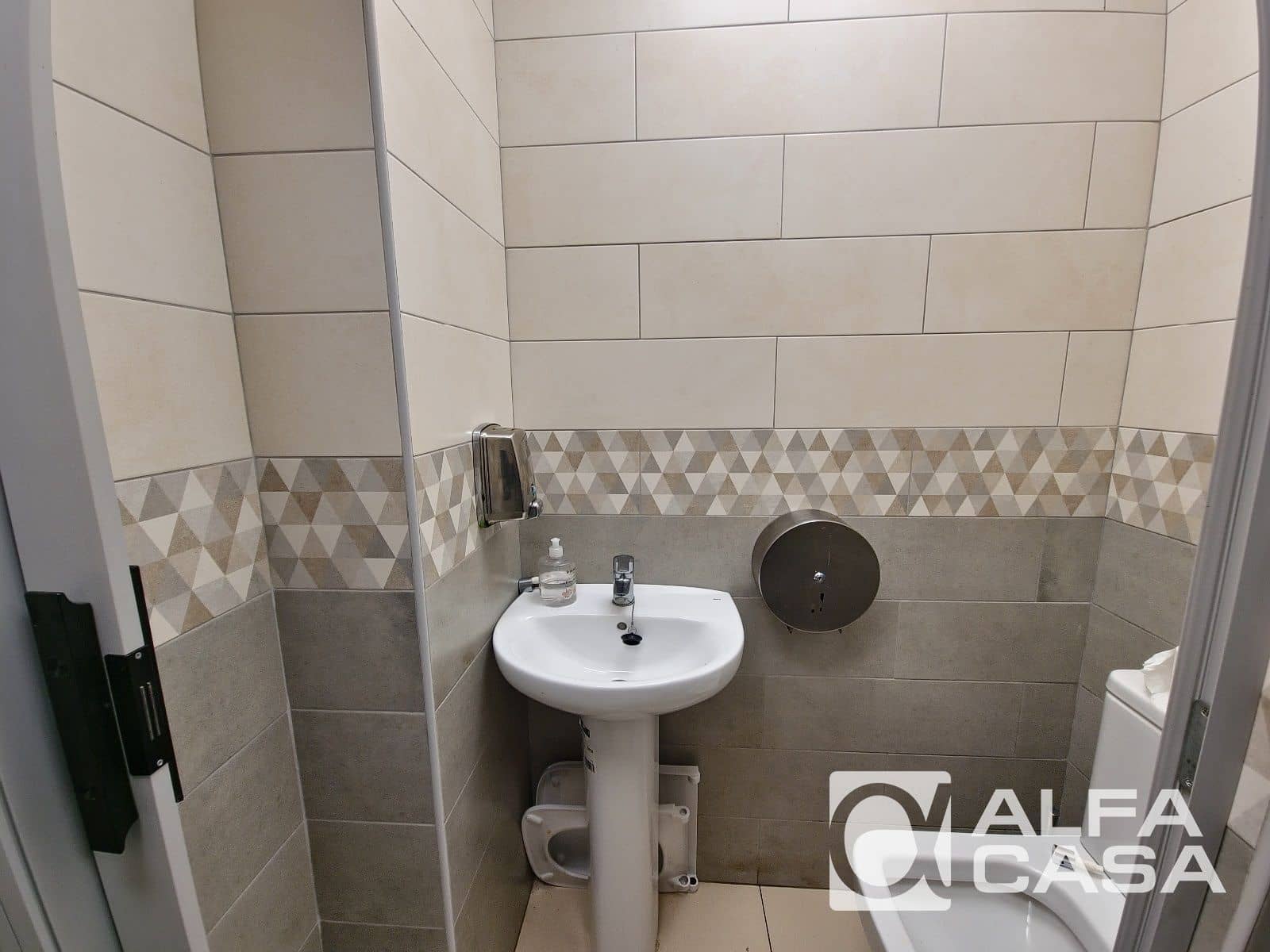 Kaupallinen myytävänä paikassa Lloret de Mar - 371 000 € (Ref: 9385920)