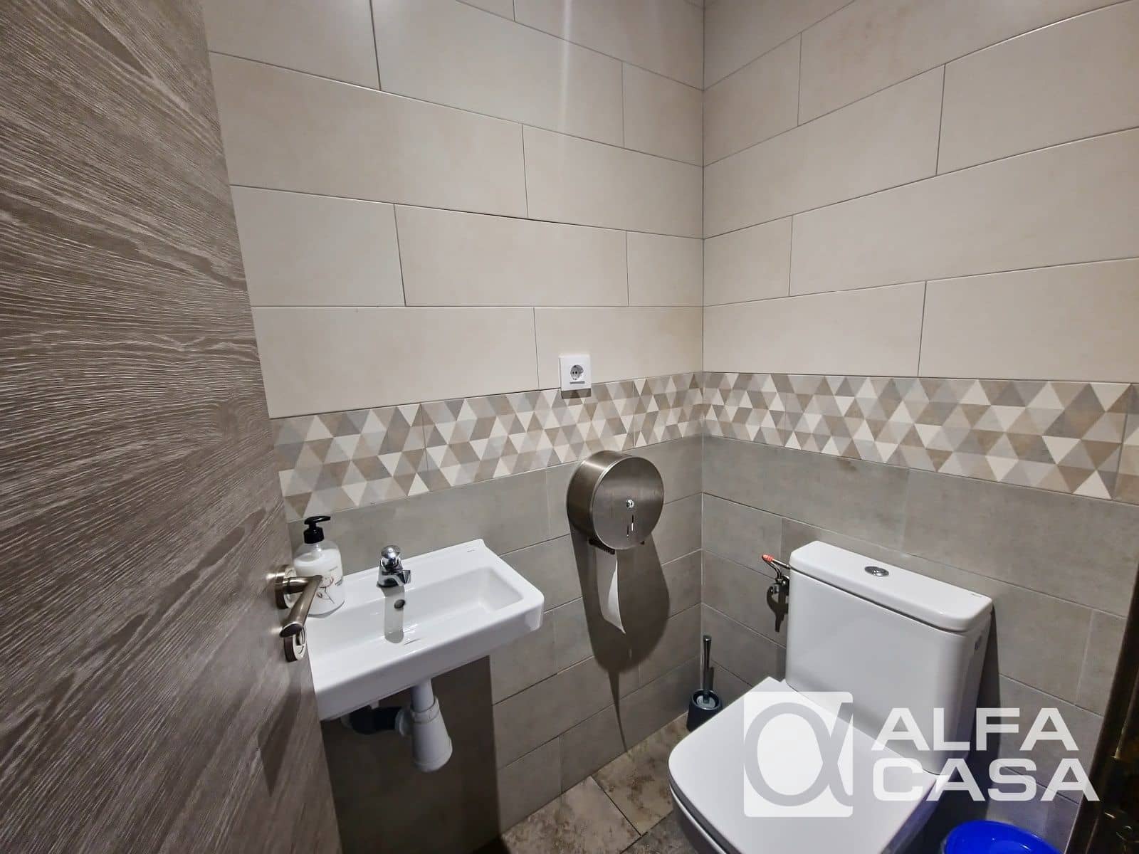 Kaupallinen myytävänä paikassa Lloret de Mar - 371 000 € (Ref: 9385920)