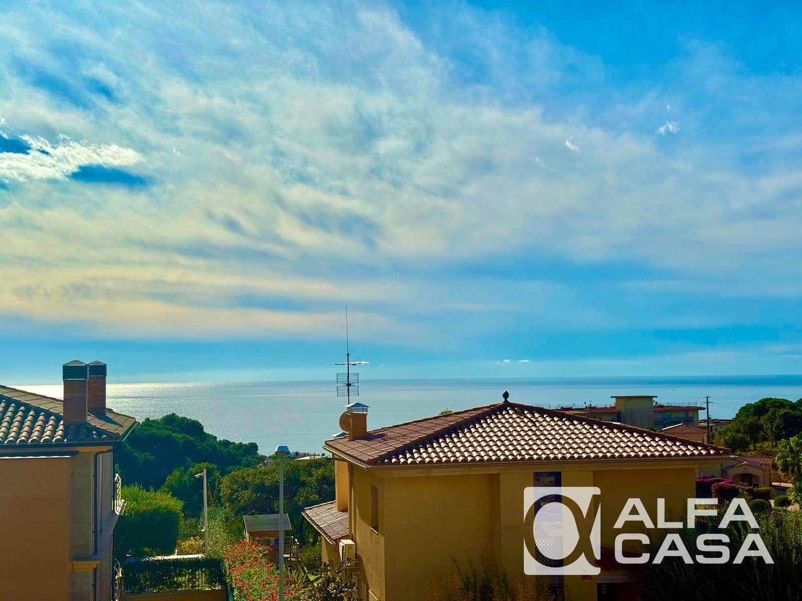 5 makuuhuone Huvila myytävänä paikassa Lloret de Mar mukana uima-altaan 
autotalli - 949 000 € (Ref: 9400089)