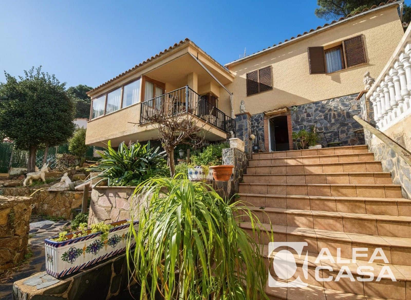 Chalet de 4 habitaciones en Lloret de Mar en venta con piscina garaje - 380.000 € (Ref: 9592253)